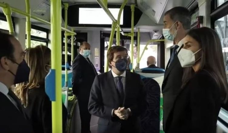 Felipe, Letizia y Almeida se suben a un autobús y un «audiodescrito» de mofa revienta Twitter